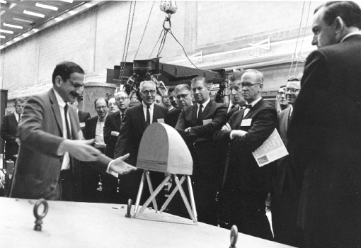 Klaus Cappel explaining the octahedral hexapod to managers of the Franklin Institute